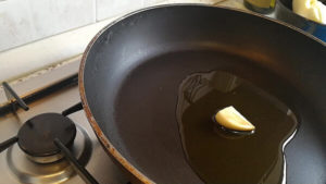 Cozze in pentola con aglio, pepe e vino bianco sotto il coperchio