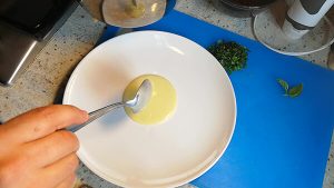 Piatto impiattato con crema di patate sul fondo e involtino di orata al centro