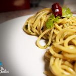 Piatto di spaghetti aglio olio e peperoncino con peperoncino secco e pepe nero in superficie