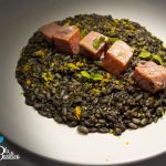 Risotto al nero di seppia e tonno mantecato, con cubetti di tonno scottato e scorza di agrumi