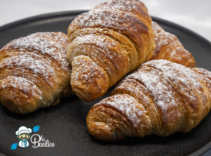 Croissants sfogiati o Cornetti Impastati a mano come quelli del bar