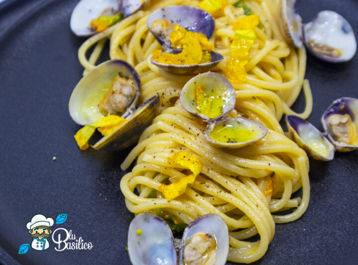 spaghetti con fiori di zucca e vongole