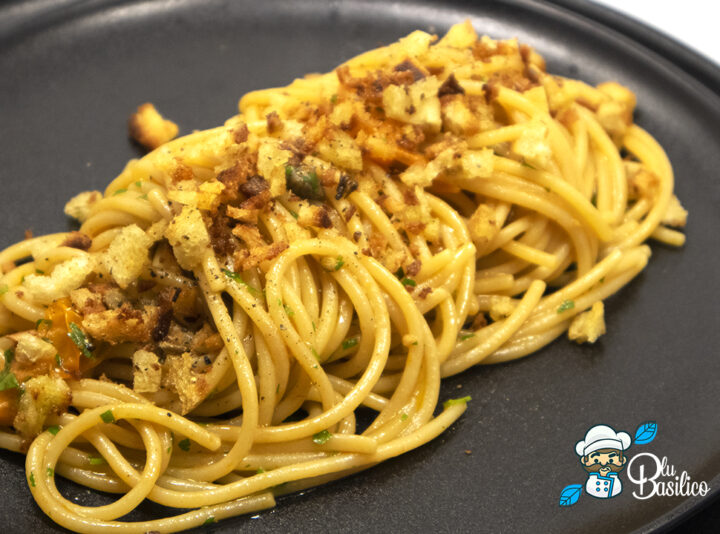 spaghetti pane capperi e acciughe