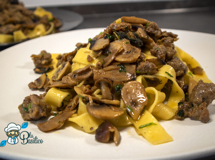 Pappardelle con funghi e salsiccia