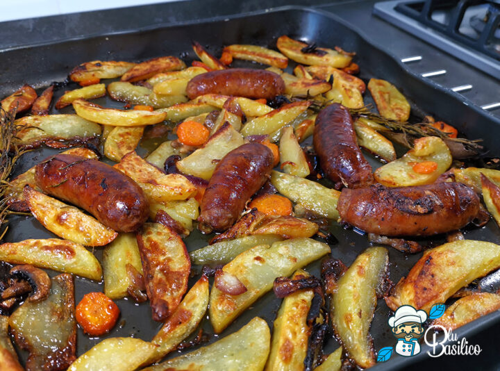 Patate funghi e salsicce al forno