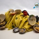 Tagliatelle ai frutti di mare in padella con lupini, cozze e fasolari aperti e prezzemolo tritato