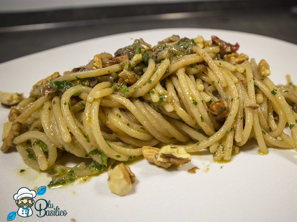 spaghetti interrati o atterrati ricetta tipica della costa di amalfi