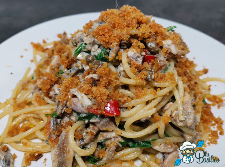 Spaghetti alle alici e pane croccante